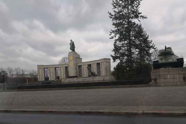 monumentulsovietic